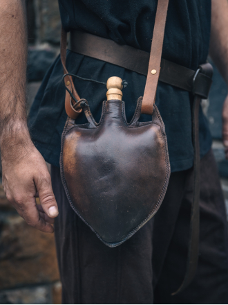 Trollfelsen_Mittelalter_Gewandung_Wasserschlauch_Trinkflasche_Leder_Costrel